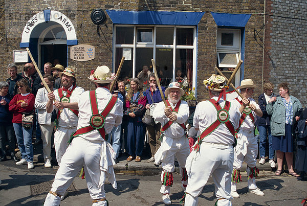 Chanctonbury Ring von Morris Dancers außerhalb der Lewes Arms Pub  Lewes  Sussex  England  Vereinigtes Königreich  Europa