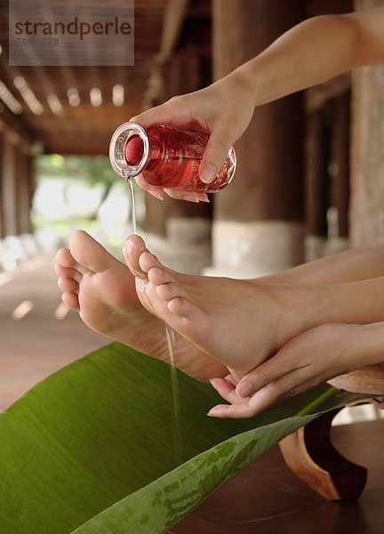 Fuß Behandlung bei Dhara Devi Mandarin Oriental Deva Spa  Chiang Mai  Thailand  Südostasien  Asien