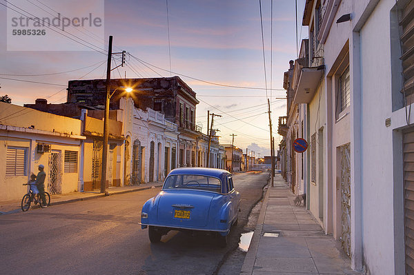 Städtisches Motiv  Städtische Motive  Straßenszene  Straßenszene  Auto  blau  amerikanisch  Westindische Inseln  Mittelamerika  Klassisches Konzert  Klassik  Cienfuegos  Kuba  Dämmerung