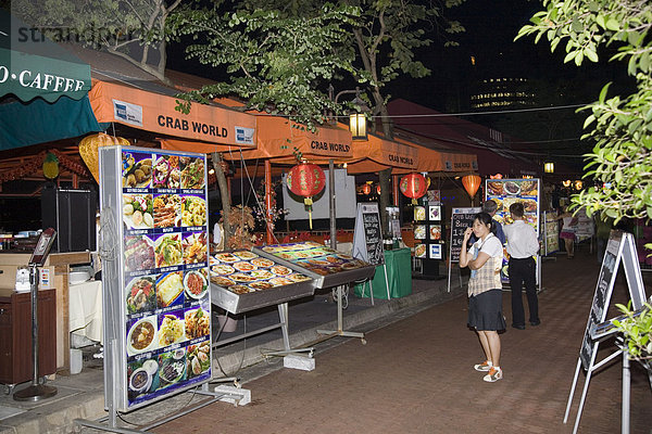 Draußen Bars und Restaurants auf pedestrianised Straße bei Nacht  Boat Quay  Zentralbereich  Singapur  südöstlich Asien  Asien