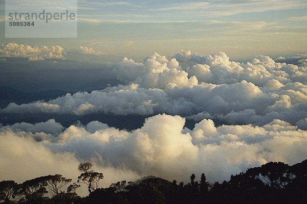 Wolkengebilde in der Dämmerung von Mt. Kinabalu  Sabah  Malaysia  Borneo  Südostasien  Asien