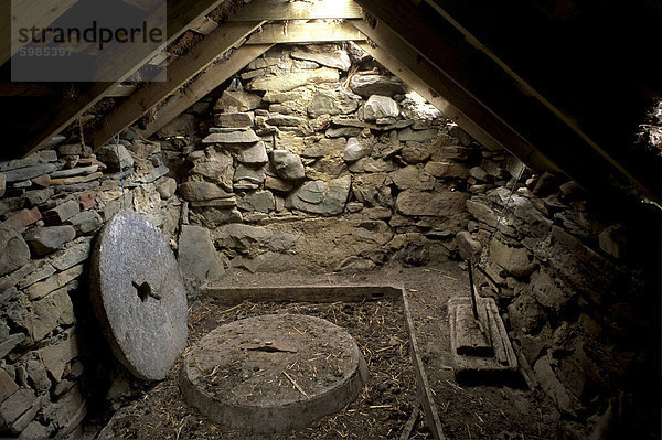 Innenraum einer restaurierten alten Klick-Mühle neben einem kleinen brennen  zum Mahlen von Getreide in früheren Zeiten Huxter  West Mainland  Shetland Islands  Schottland  Vereinigtes Königreich  Europa