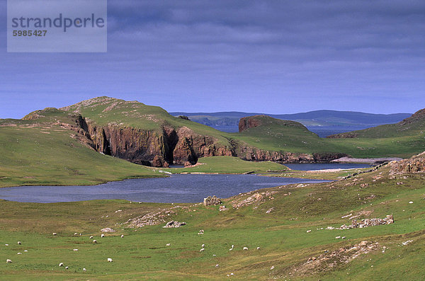 North Schinken und Stadt Loch  spektakuläre Küstenlandschaft aus rotem Granit  auf Muckle Roe Island  Shetland Islands  Schottland  Vereinigtes Königreich  Europa