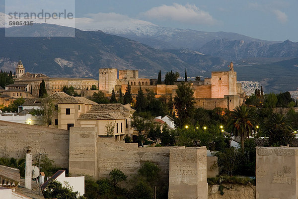 Alhambra bei Dämmerung  UNESCO-Weltkulturerbe  Granada  Andalusien  Spanien  Europa