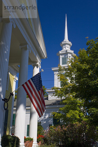 Eine amerikanische Flagge und der Presbyterian Church in Rensselaerville  New York State  Vereinigten Staaten von Amerika  Nordamerika