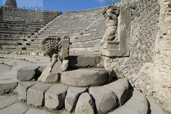 Theater in den Ruinen von Pompeji  eine römische Stadt in 79 zerstört durch einen Vulkanausbruch vom Vesuv  UNESCO-Weltkulturerbe  in der Nähe von Neapel  Kampanien  Italien  Europa