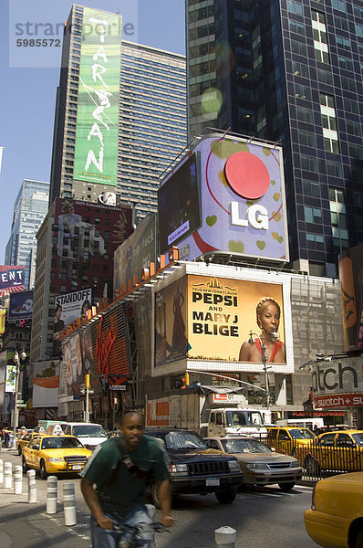 Große Werbetafeln in Times Square  New York City  New York  Vereinigte Staaten von Amerika  Nordamerika
