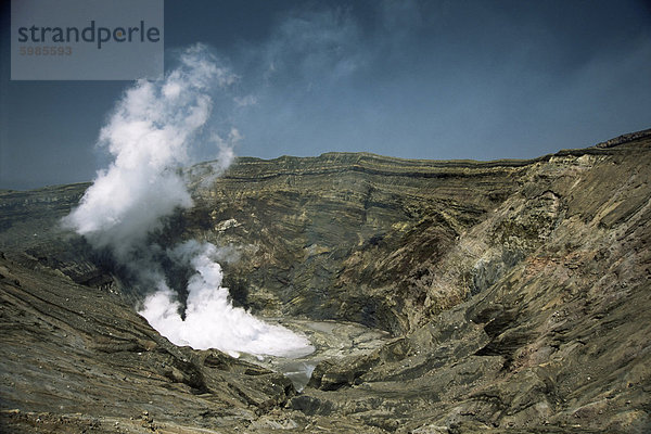 Dampf-Plume aus kochendem saure Lake  Naka-Dake aktiven Krater  Aso Vulkan  Kyushu  Japan  Asien
