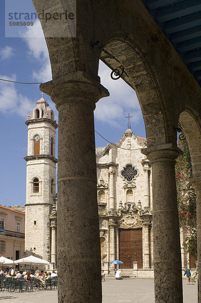Catedral de San Cristobal und Café gesehen durch die Bögen von einer Arkade in der Plaza De La Catedral  Habana Vieja (Altstadt)  Havanna  Kuba  Westindische Inseln  Mittelamerika