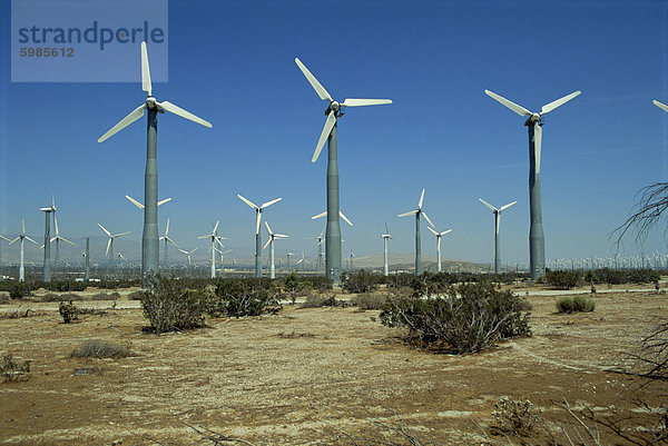 Windmühlen  die Erzeugung von Strom in der Nähe von Palm Springs  California  Vereinigte Staaten von Amerika  Nordamerika