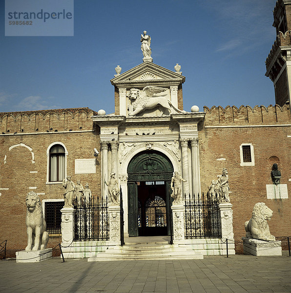 Hauptzugang und alten Löwen  Arsenale  Venedig  Veneto  Italien  Europa