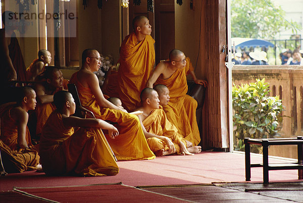 Buddhistische Mönche in der Nähe von Chiang Mai  Thailand  Südostasien  Asien