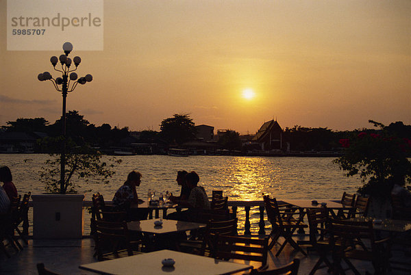 Sonnenuntergang über den Chao Phraya River von der Terrasse des Oriental Hotel  Bangkok  Thailand  Südostasien  Asien