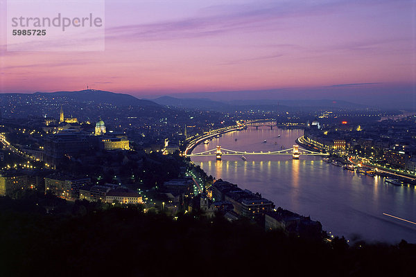 Abend-Blick über Stadt und Donau  Burgviertel  Kettenbrücke und Parlament  Budapest  Ungarn  Europa