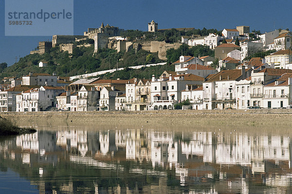 Blick auf Stadt und Burg Wälle  spiegelt sich in Sado Flusses  Alcacer do Sal  Portugal  Europa