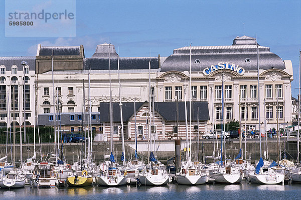 Casino aus quer durch den Hafen  Trouville  Basse-Normandie (Normandie)  Frankreich  Europa