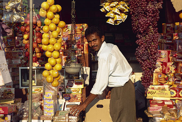 Mann und seine Lebensmittelgeschäft Stall  Negombo  Sri Lanka  Asien
