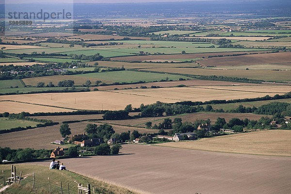 Blick über Felder aus der South Downs nahe Wilmington  East Sussex  England  Vereinigtes Königreich  Europa