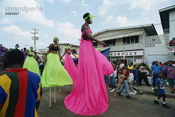 Frauen auf Stelzen  Steel Band Festival  Point Fortin  Trinidad  Westindien  Caribbean  Mittelamerika
