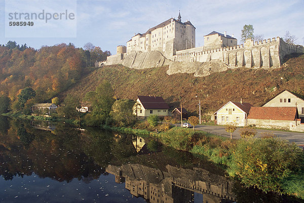 Gotik und Barock Cesky Sternberk Burg spiegelt sich in dem Wasser der Fluß Sazava  Cesky Sternberk  Mittelböhmen  Tschechien  Europa