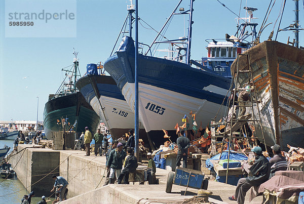 Bootsbau in den Fischerhafen  Essaouira  Marokko  Nordafrika  Afrika