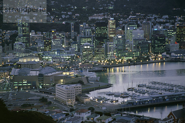 Te Papa Museum Marina und Stadt Lichter am Abend  Wellington  Nordinsel  Neuseeland  Pazifik