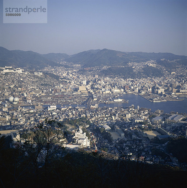 Luftaufnahme über Nagasaki Hafen  von Mount Inasa-Yama  einen Aussichtspunkt 332 m  Nagasaki  Insel Kyushu  Japan  Asien