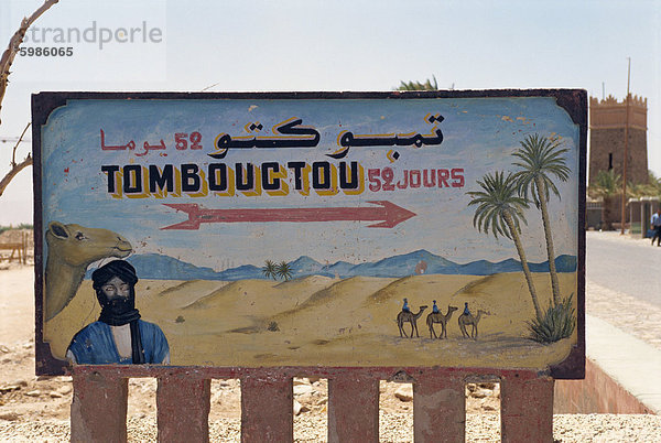 Berühmte Schild für Timbuktu  Zagora  Marokko  Nordafrika  Afrika