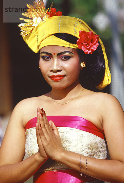 Porträts von einer jungen Frau im traditionellen Tanz Kostüm  Bali  Indonesien  Südostasien  Asien