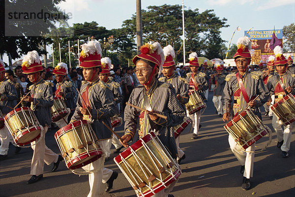 Marschierende Bänder am Geburtstag des Sultans  Jogjakarta  Java  Indonesien  Südostasien  Asien