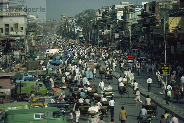 Belebte Straße in Old Delhi  Blick in Richtung Red Fort in Distanz  Delhi  Indien  Asien