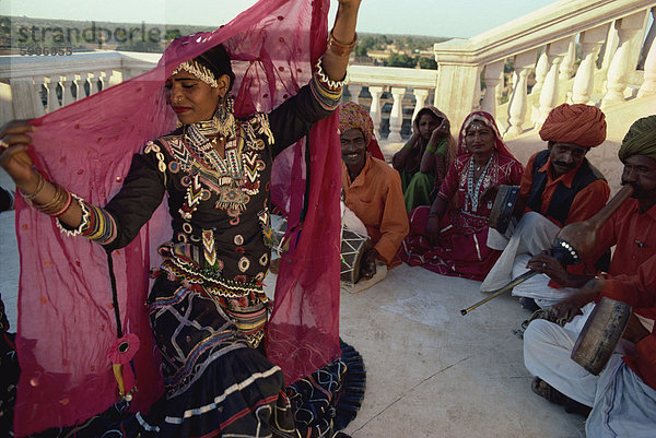 Traditionelle Tanzgruppe Kalbalia  Rajasthan  Indien  Asien