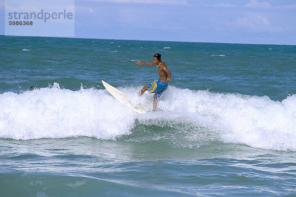 Surfer  Praia Amor  Pipa  Natal  Rio Grande do Norte Zustand  Brasilien  Südamerika