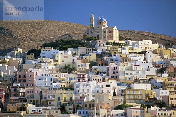 City Skyline und Kirche von Anastasis  Stadt Ermoupolis  Syros  Cyclades  griechische Inseln  Griechenland  Europa