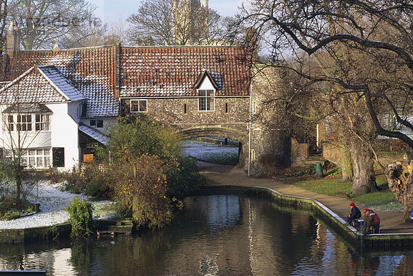 Fischer an einem frostigen Morgen  Fähre ziehen  Norwich  Norfolk  England  Vereinigtes Königreich  Europa