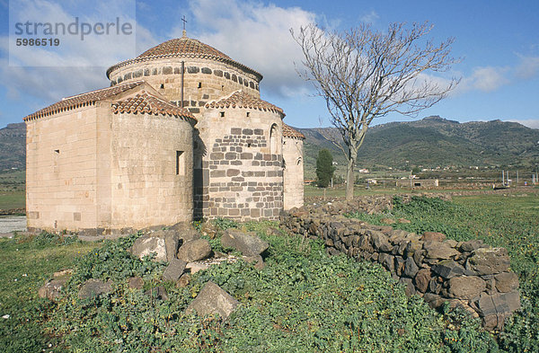 Kirche von Santa Sabina  byzantinische Kapelle in Ackerland in der Nähe von Macomer  Silanus  Nuoro Provinz  Sardinien  Italien  Europa