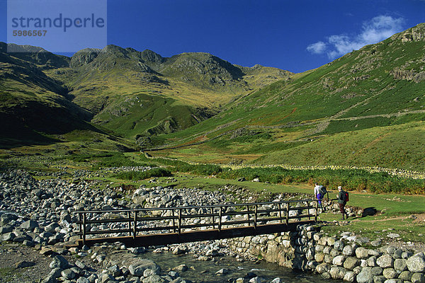 Steg über Oxendale Beck in der Nähe von Crinkle Crags  Lake District-Nationalpark  Cumbria  England  Vereinigtes Königreich  Europa