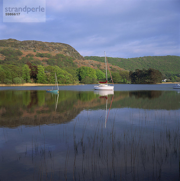 Boote und Reflexionen  Coniston Water  Lake District-Nationalpark  Cumbria  England  Vereinigtes Königreich  Europa