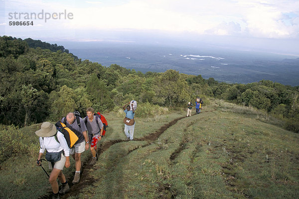 Trekker Beginn trek Mount Meru  Arusha-Nationalpark  Tansania  Ostafrika  Afrika