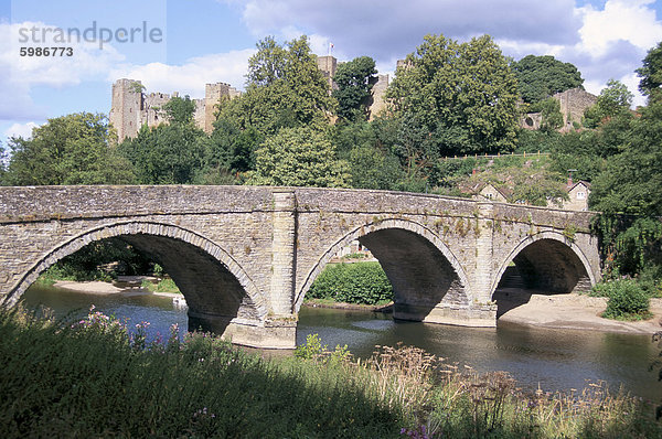 Dinham Brücke und Schloss  Ludlow  Shropshire  England  Vereinigtes Königreich  Europa
