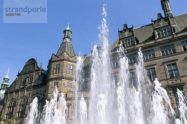 Rathaus und Frieden Garten Brunnen  Sheffield  South Yorkshire  England  Vereinigtes Königreich  Europa