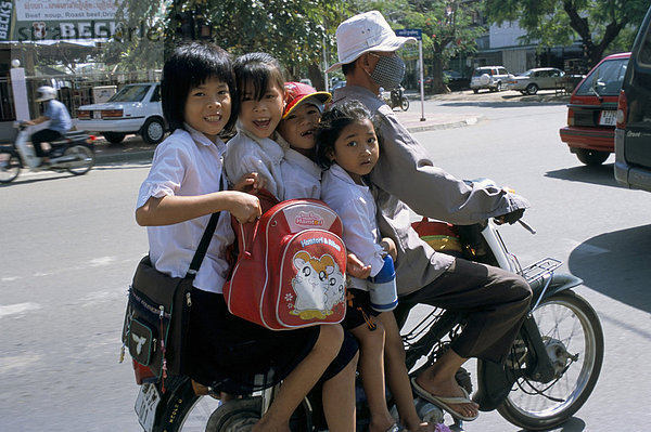 Phnom Penh Hauptstadt Kickboard Südostasien Vietnam Asien Kambodscha