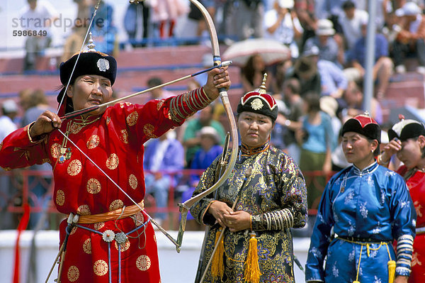 Bogenschießen-Contest  Naadam Festival  Oulaan Bator (Ulan Bator)  Mongolei  Zentralasien  Asien