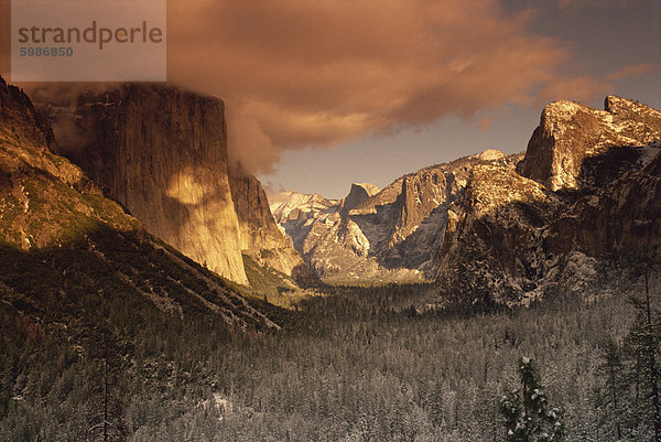 Yosemite-Tal in der Abenddämmerung während Winter  Yosemite National Park  UNESCO World Heritage Site  California  Vereinigte Staaten von Amerika  Nordamerika