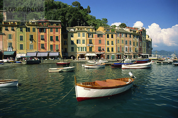 Ankern Boote und Architektur von Portofino  Ligurien  Italien  Mittelmeer  Europa