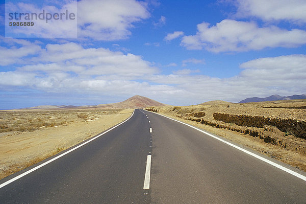 Straße durch vulkanische Landschaft in der Nähe von Tiscamanita  Fuerteventura  Kanarische Inseln  Spanien  Atlantik  Europa
