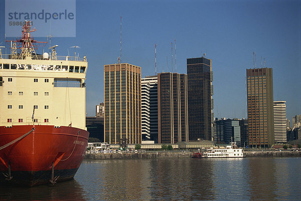 Großes Schiff im Hafen und Dockside Wolkenkratzer  Buenos Aires  Argentinien  Südamerika
