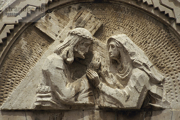 Skulptur an der 4. Station des Kreuzes an der Via Dolorosa  in der Altstadt von Jerusalem  Israel  Naher Osten