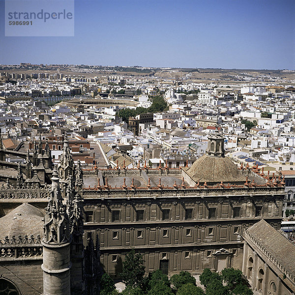 Kathedrale und Stierkampfarena in Distanz  Sevilla  Andalusien  Spanien  Europa