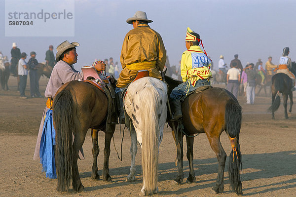 Reitern vor Rennen Naadam Festival  Oulaan Bator (Ulan Bator)  Mongolei  Zentralasien  Asien